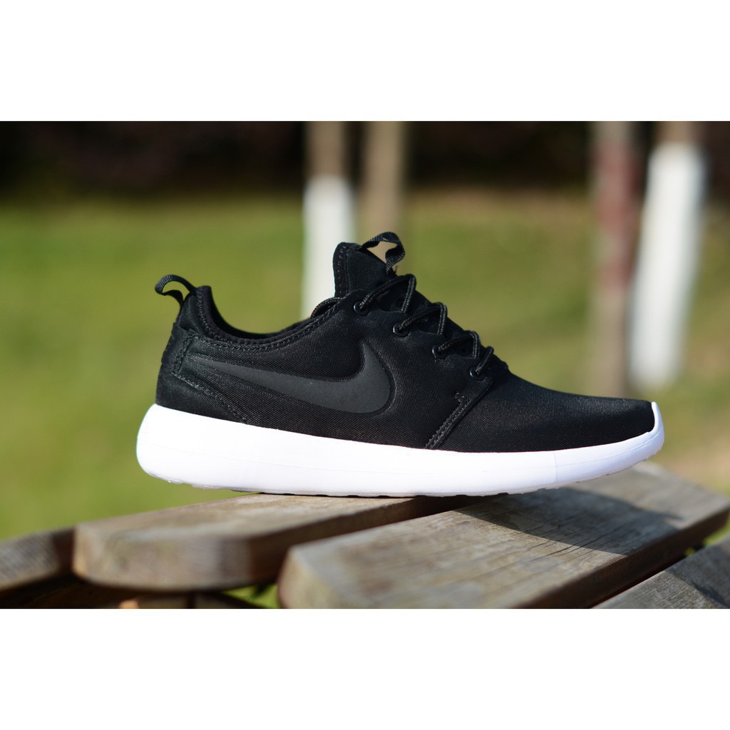 Giày Thể Thao Nike Roshe Two V1 Phối Màu Trắng Đen Cá Tính