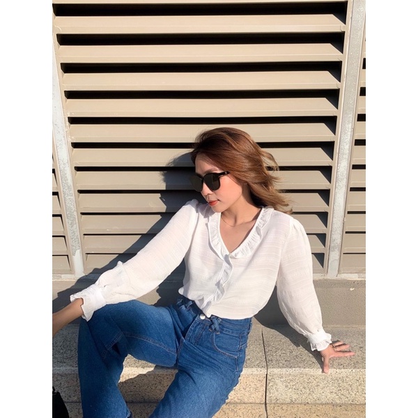 Áo kiểu trắng tay loe cổ tim byvee