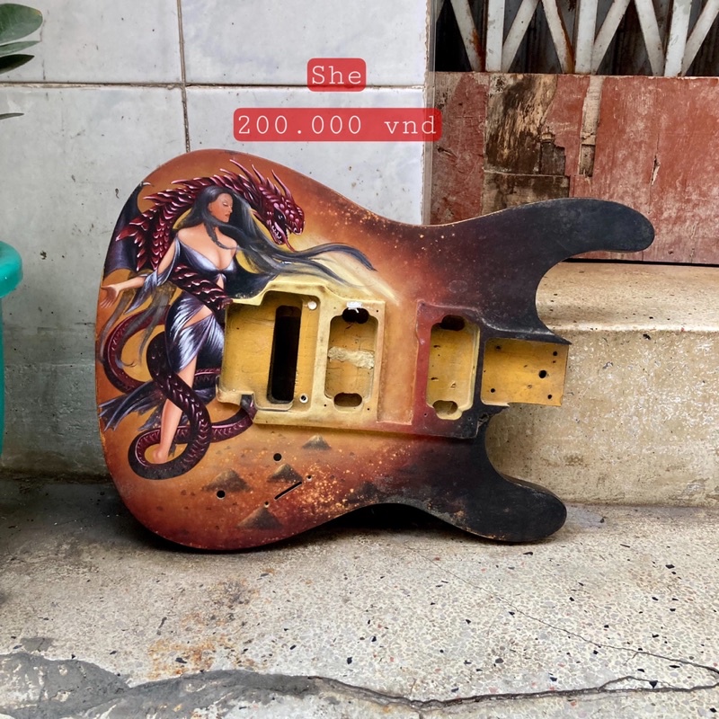 Xác đàn guitar điện, bass dùng decor nghệ thuật.