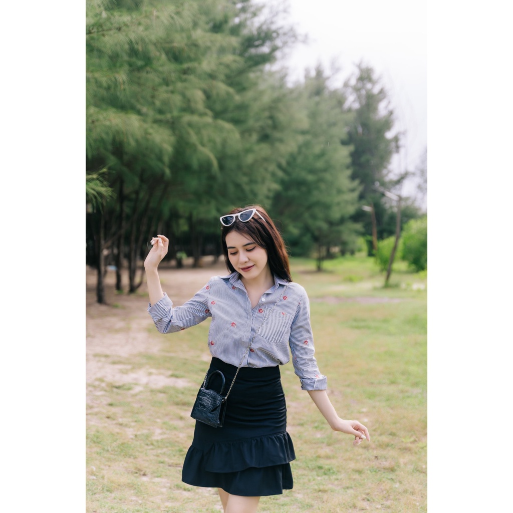 MINX - Áo Flower Embroi Strip Shirt