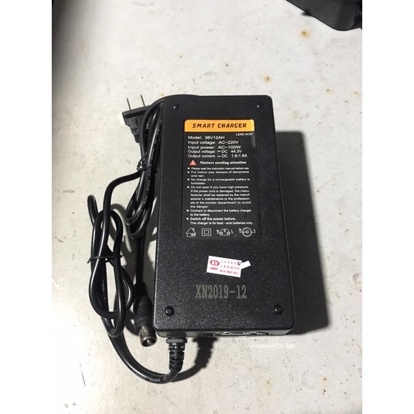 Sạc xe đạp điện, sạc xe máy điện 24V12Ah, 36V12Ah chân tròn có kim có đèn báo tự ngắt khi sạc đầy