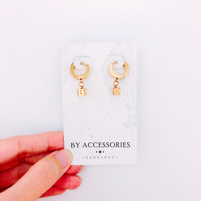 Bông tai titan xí ngầu xúc xắc không gỉ