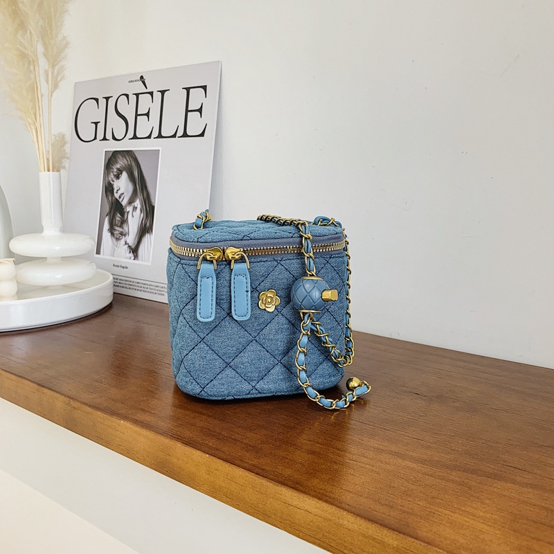 Túi Đeo Chéo Vai Đựng Mỹ Phẩm Có Dây Xích Thêu Họa Tiết Hình Thoi Phong Cách Mới Dành Cho Nữ