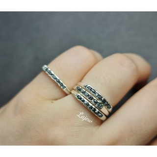 Nhẫn bạc và kim cương đen thô.