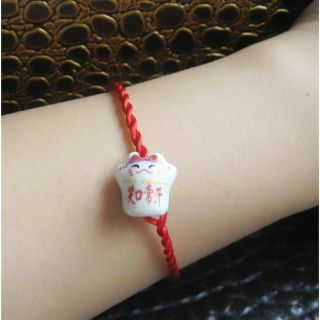 Vòng tay mèo sứ may mắn