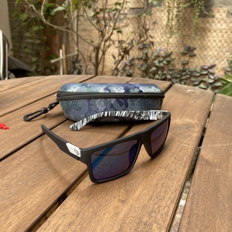 Kính FOX tặng hộp đựng kính móc treo