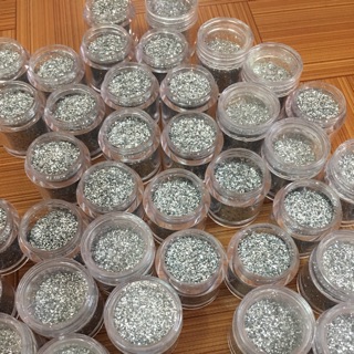 Nhũ mịn rắc móng màu bạc siêu sáng .
