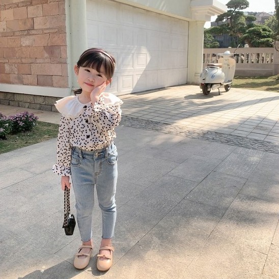 Áo Sơ Mi Chấm Bi Tay Loe Cổ Rộng Xinh Xắn Cho Bé Gái