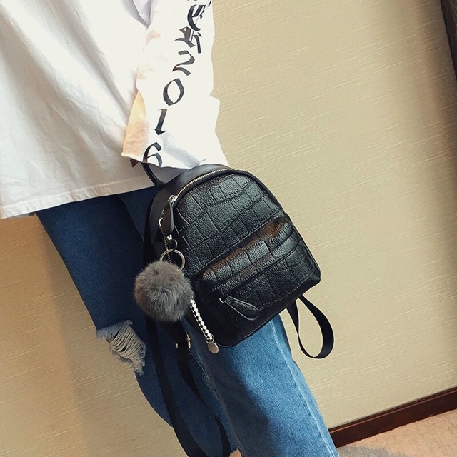 Balo vân da rắn tặng kèm móc quả bông