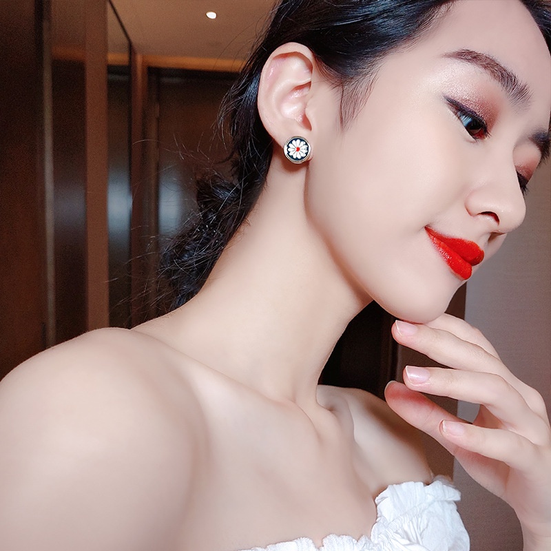 Khuyên Tai Kim Loại Hình Vuông Họa Tiết Hoa Cúc Xinh Xắn Phong Cách Hàn Quốc