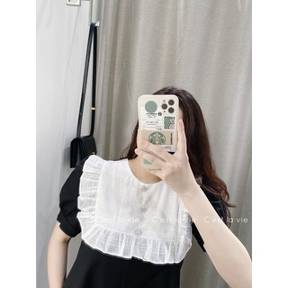 Váy đen cổ bèo trắng cúc đá