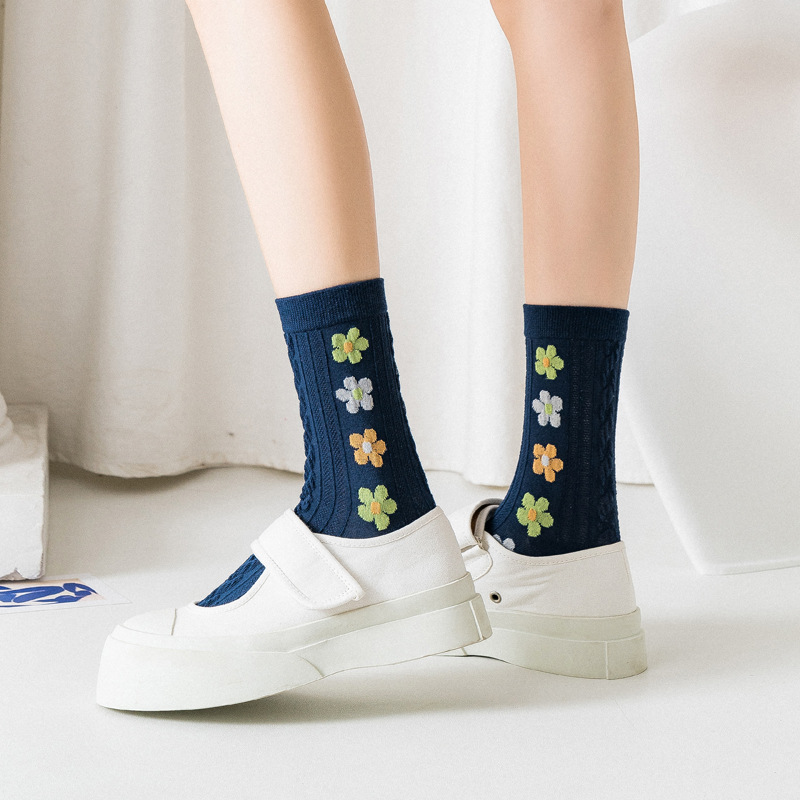 Đôi Tất Cotton Màu Trơn Đính Hoa Xinh Xắn Cho Nữ