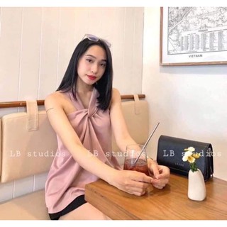 Set áo lụa hồng cổ chéo quần sooc trắng hothit