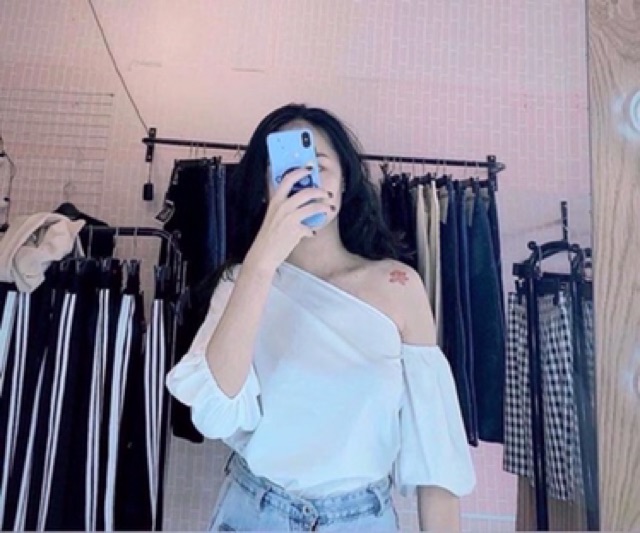 Áo lệch vai trắng tay bo | BigBuy360 - bigbuy360.vn