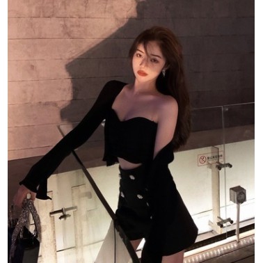 Áo croptop nút cúc gân tăm phối viền ren dài tay