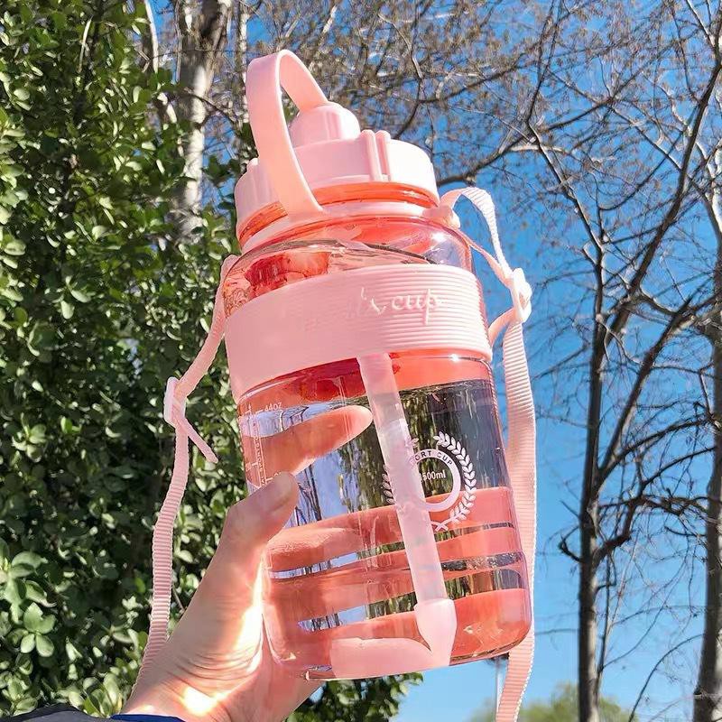 Bình nước sports cup phong cách thể thao 1000ml có ống hút và dây đeo