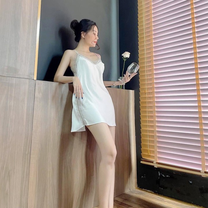 Váy ngủ lụa sexy xẻ sau lưng siêu gợi cảm với màu trắng tinh khôi