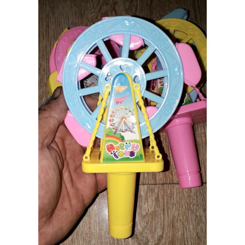 Một cái mô hình cối xoay gió bằng nhựa có đèn rất đẹp