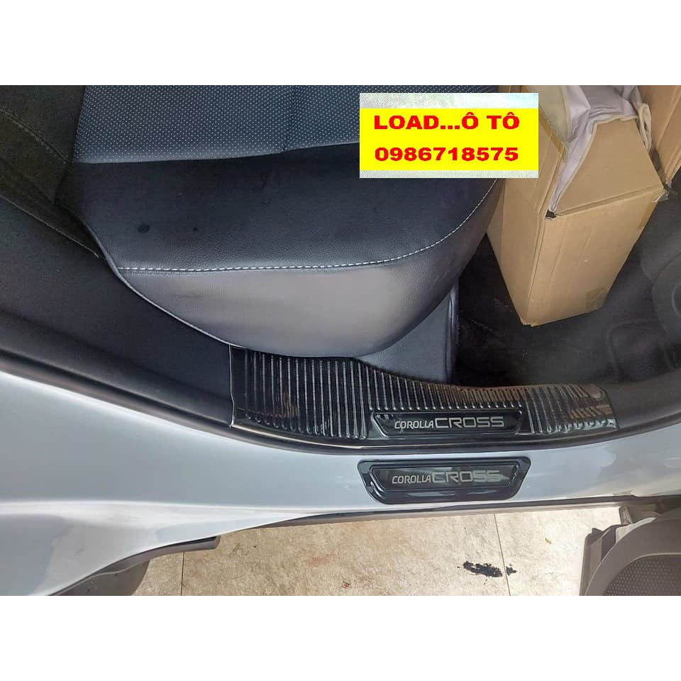 Ốp Bậc Cửa, Nẹp Bước Chân Xe Toyota Cross 2022-2020 Trong, Ngoài Loại 1 Mặt Bóng Chất Liệu Titan Cao Cấp