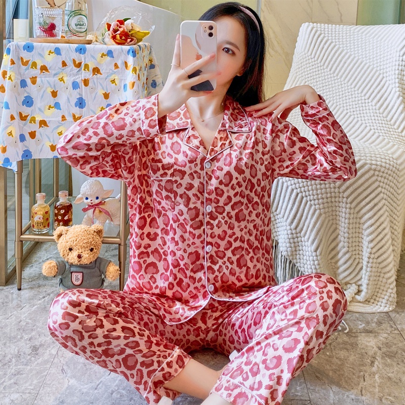Bộ đồ ngủ tay dài chất liệu lụa satin in họa tiết da báo thời trang cho nữ