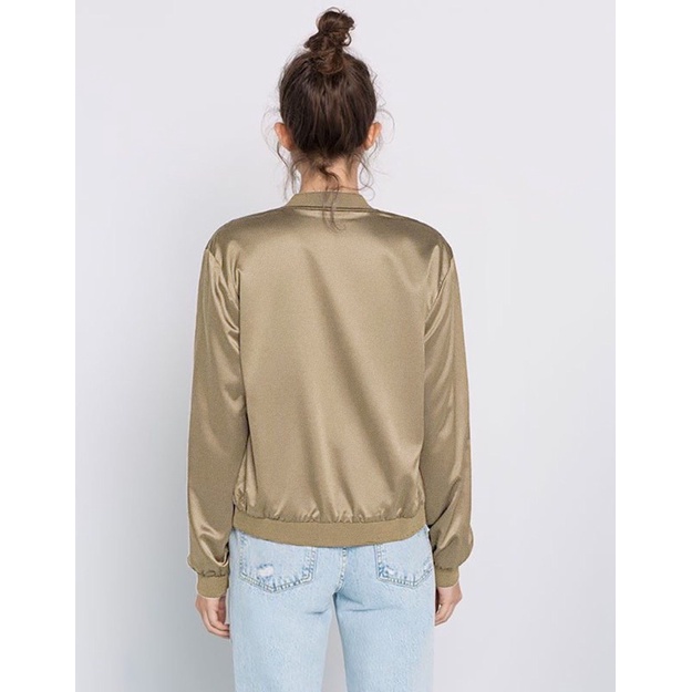 Áo bomber lụa túi bấm
