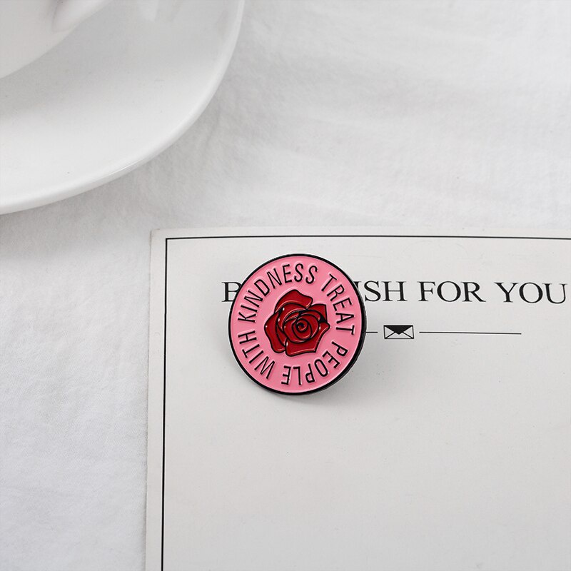 Ghim cài áo Qihe Jewelry có dòng chữ và bông hoa hồng xinh xắn cho nam và nữ