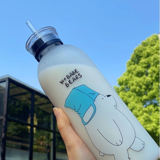 Bình Nước Nhựa Trong Suốt Có Nắp Cọ Và Ống Hút 1000ml