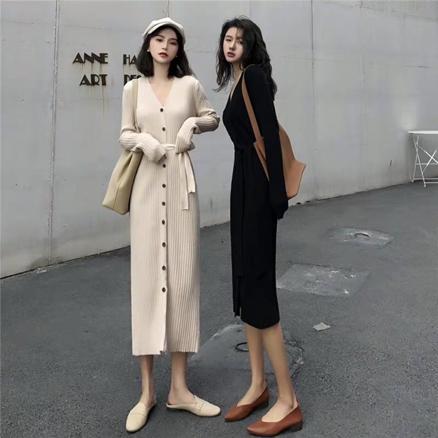 Váy len dáng dài cổ V kết nút màu đen kem tay dài xẻ tà mang đi làm, đi chơi mùa đông