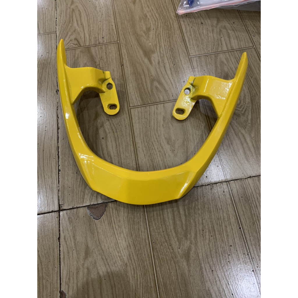 Cảng sau xe sirius kiểu mio màu vàng