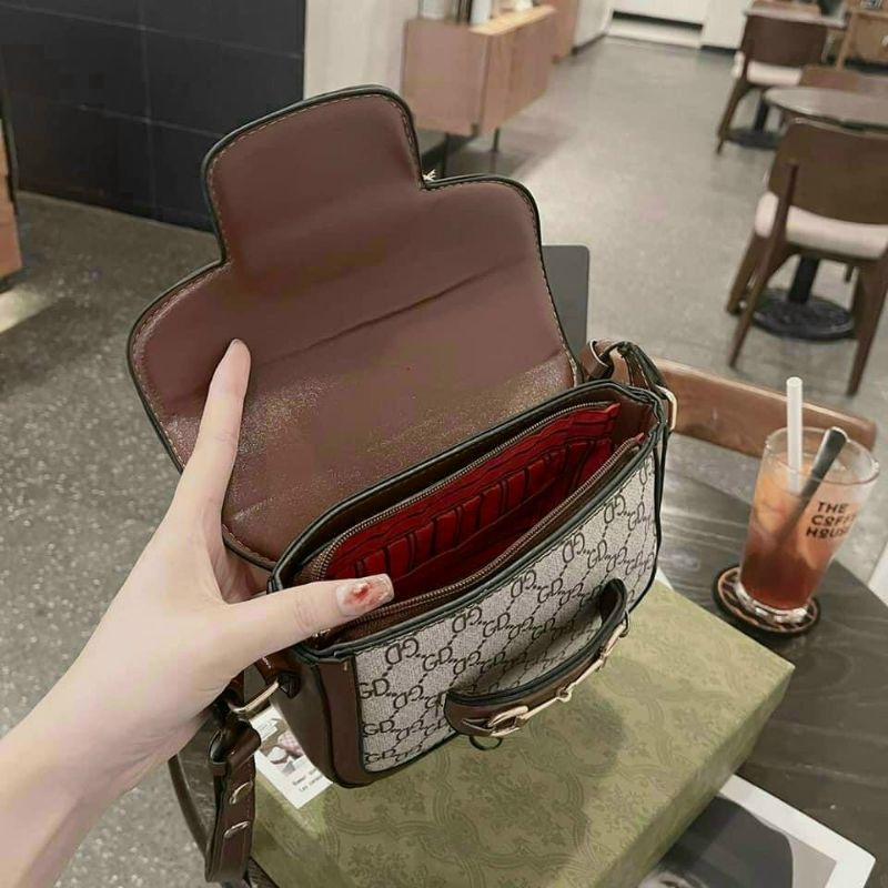 Túi đeo vai,đeo chéo có nút bấm chỉnh tăng giảm để đeo vai đeo chéo ,có lắp gài