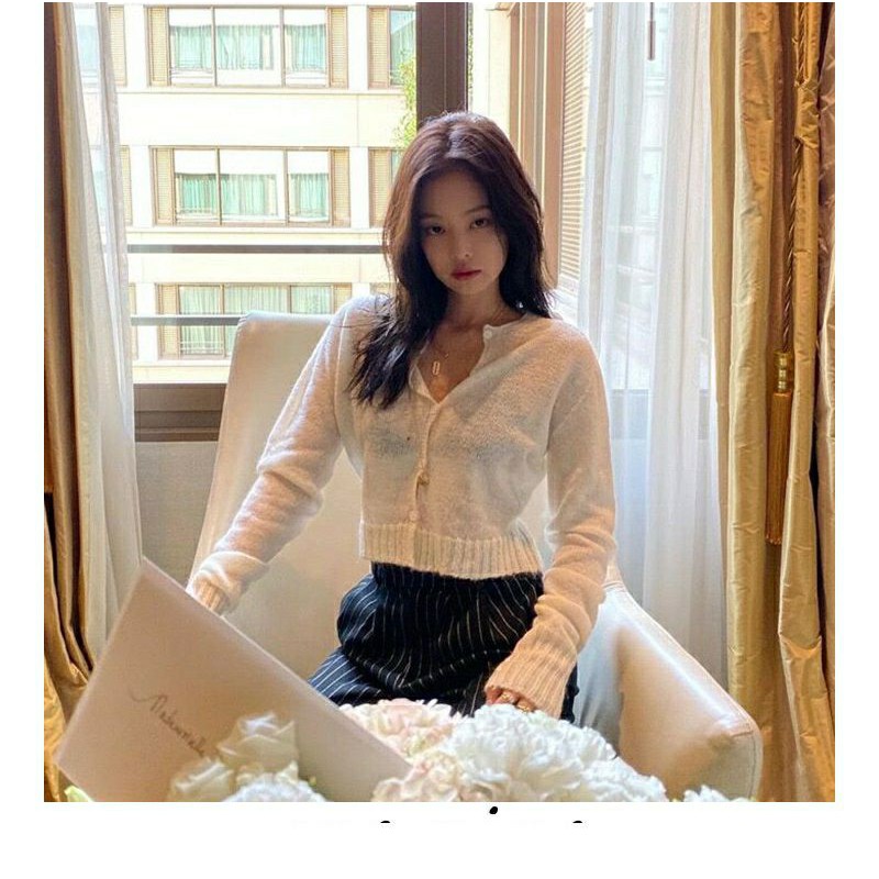 Áo khoác croptop len mỏng của Rose và Jennie