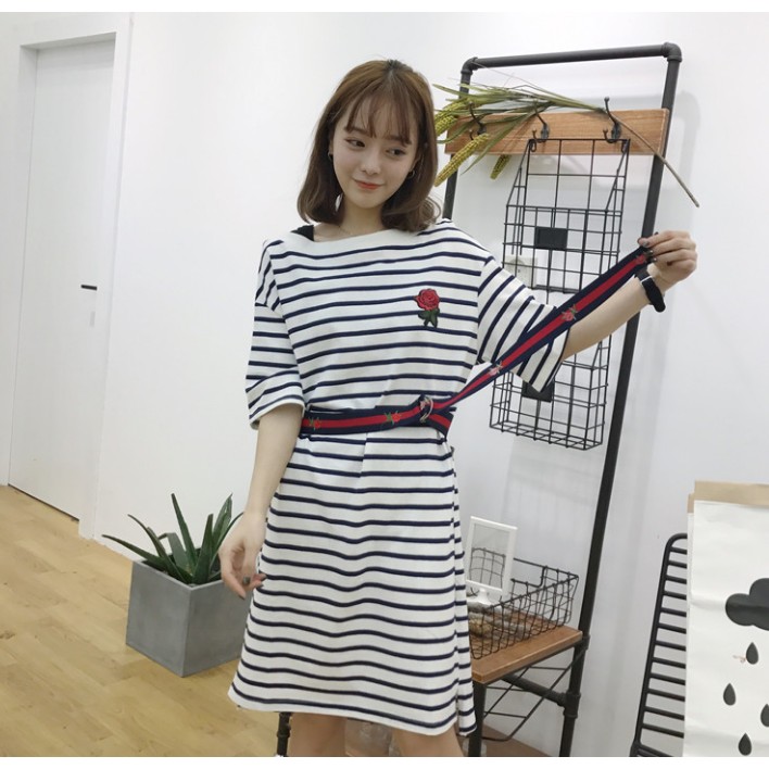 Đầm tay lỡ thêu hoa kèm dây lưng