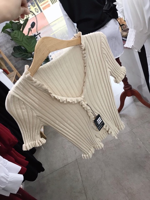 Áo Kiểu NEVER STOP CROPTOP màu NUDE thiết kế gài nút 1 nửa khoe vòng eo chất len dày co giãn hàng nhập quảng châu