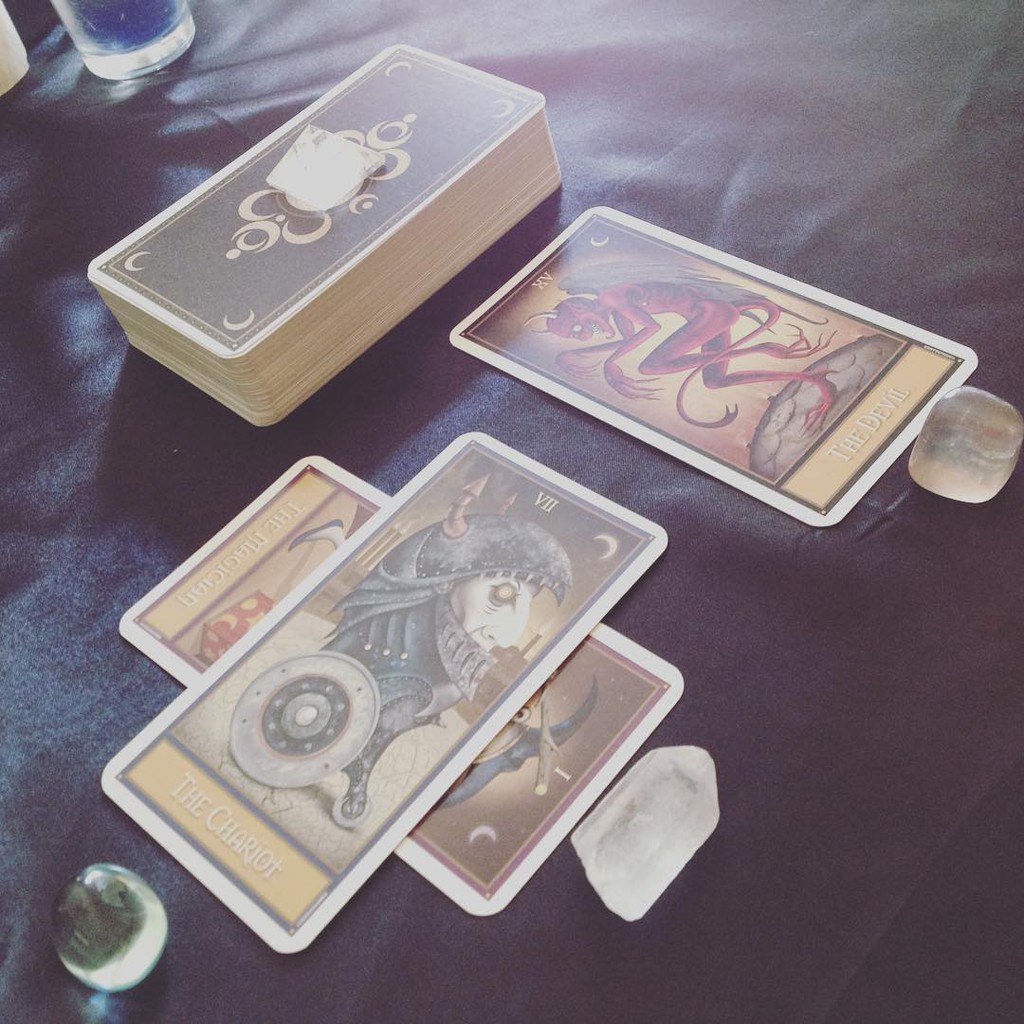 Bộ bài Deviant Moon Tarot Deck Deluxe Edition - Phiên bản có viền