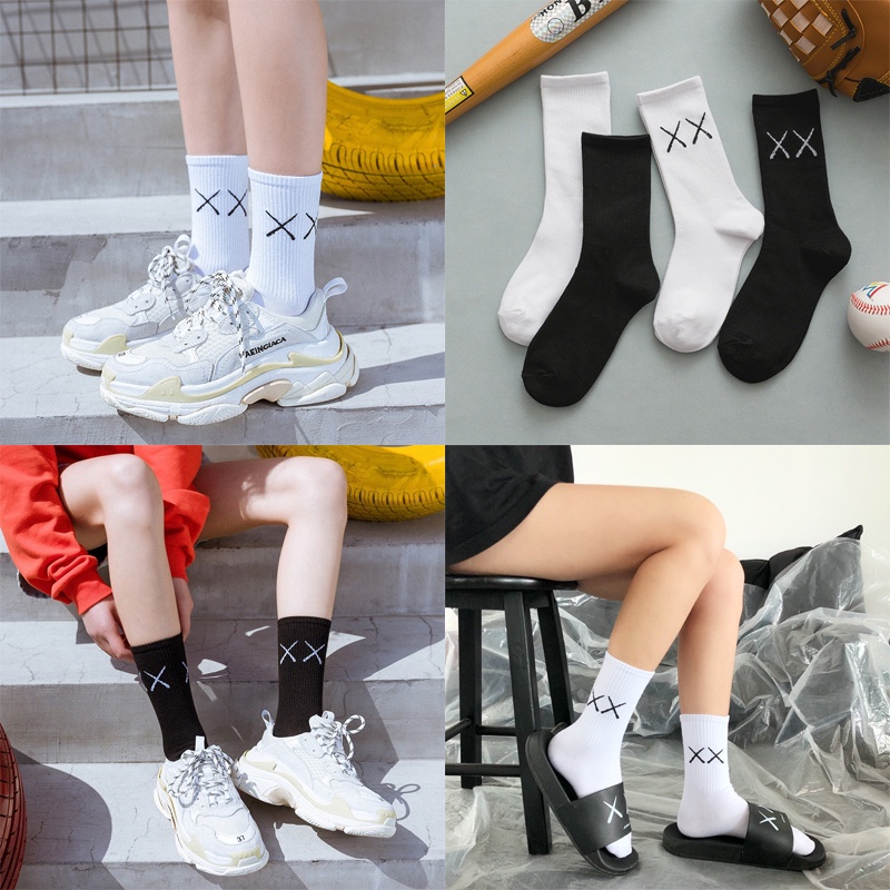 We Flower Vớ cổ cao in họa tiết dấu chéo màu trắng đen hợp thời trang cho nam và nữ