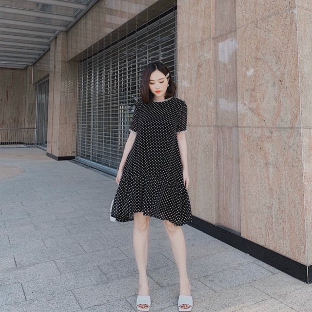 Váy bi cổ ren