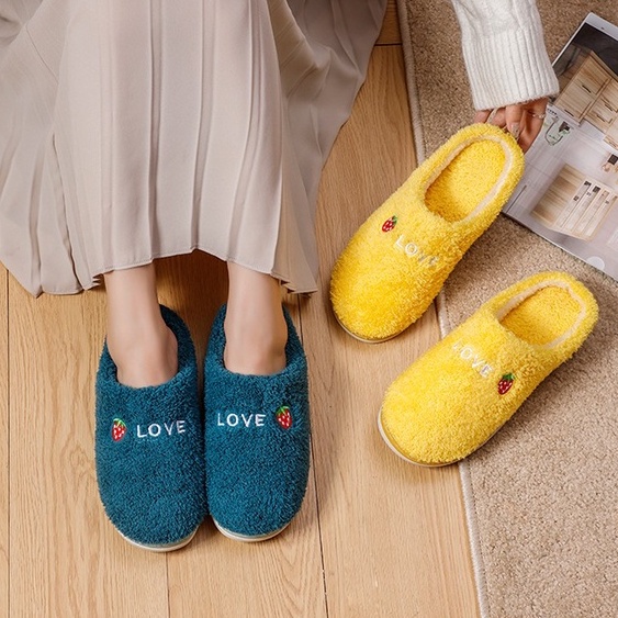Dép Bông Đi Trong Nhà Mang Êm Chân Hình Trái Dâu Siêu Cute Dành Cho Nữ