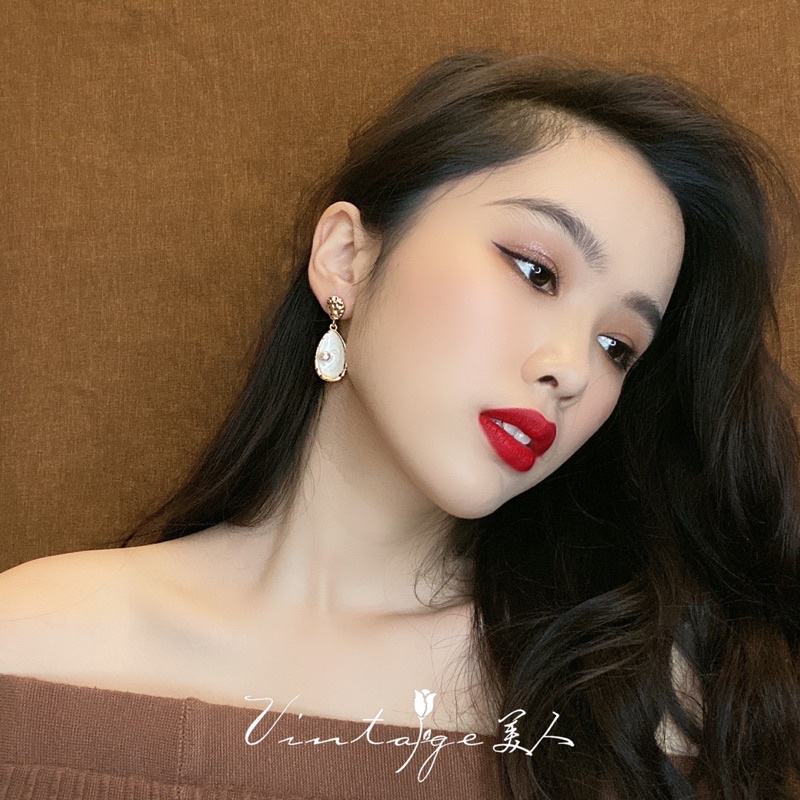 Khuyên tai Bông tai "Sự ra đời của thần Vệ nữ" phong cách cổ điển Hong Kong không đối xứng Emlux Jewelry Store