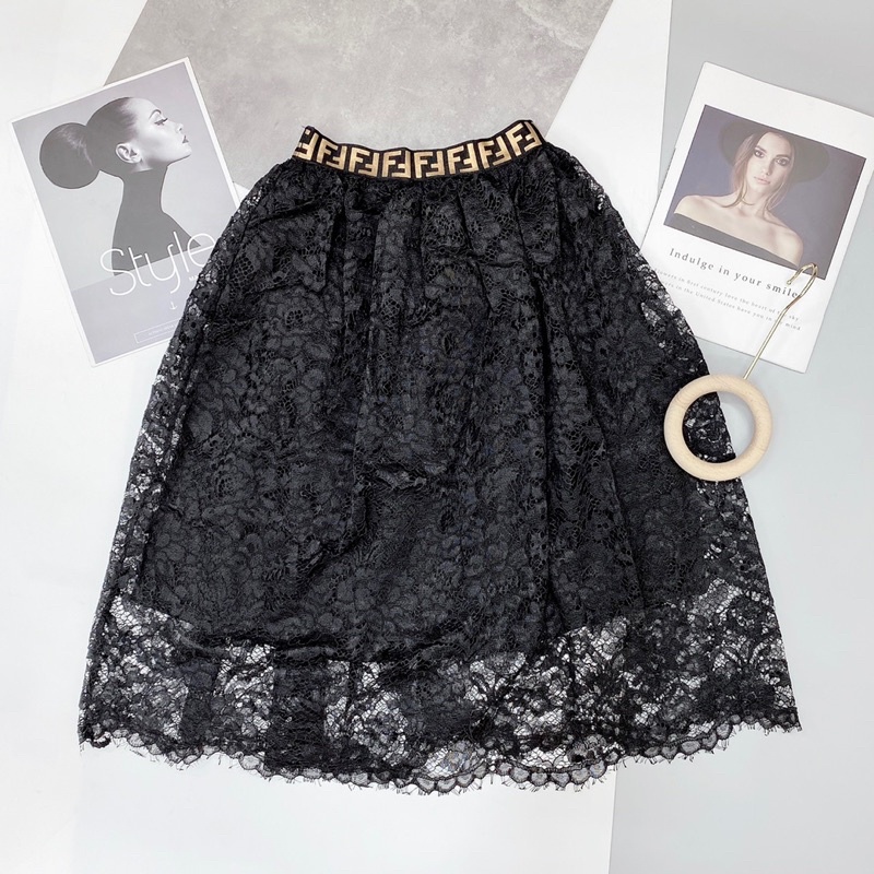 Chân váy ren đen dài