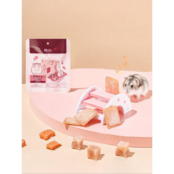 Một miếng cá hồi/ức gà cho hamster và thú cưng nhỏ