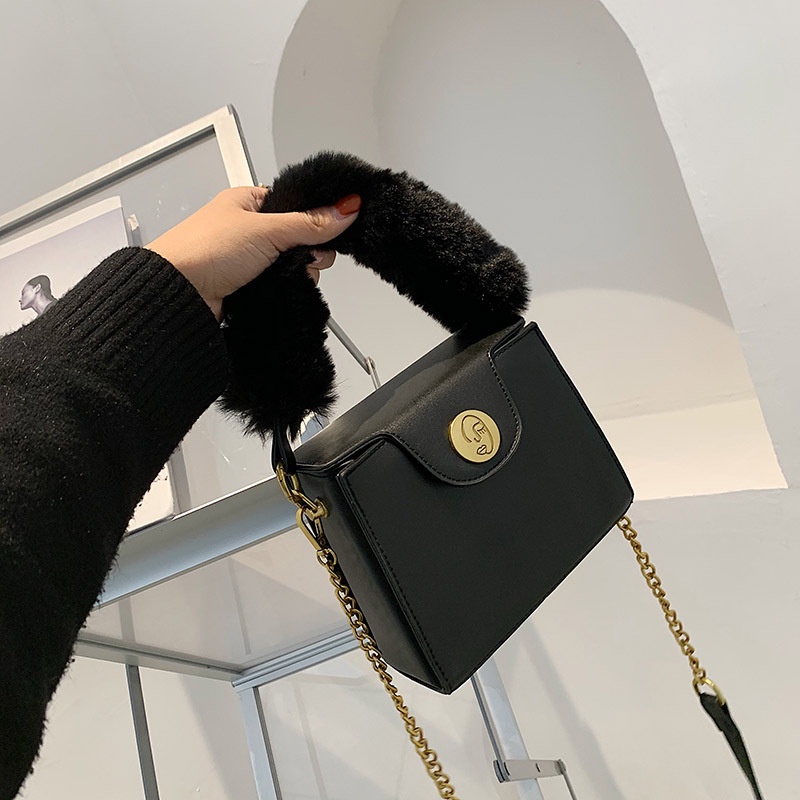 Túi đeo chéo IELGY phủ lông phối dây xích thời trang thoải mái sành điệu cho nữ