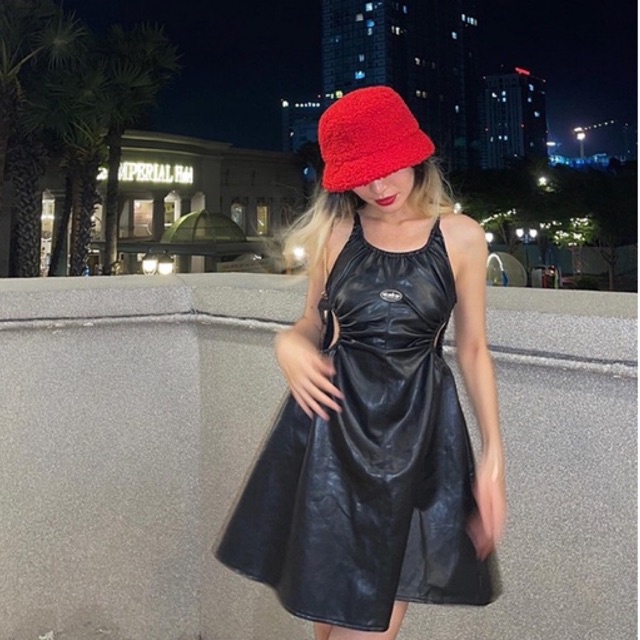 Đầm da nữ hai dây khoét eo hở lưng quyến rũ