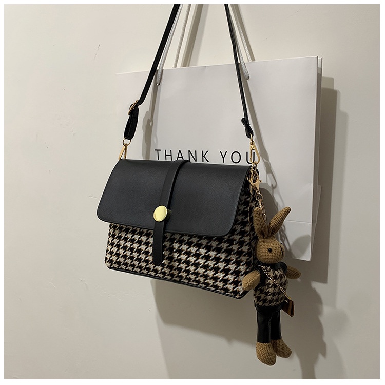 Túi xách nữ đeo chéo họa tiết caro trẻ trung tặng kèm móc khóa thỏ dễ thương có hai màu đen và nâu