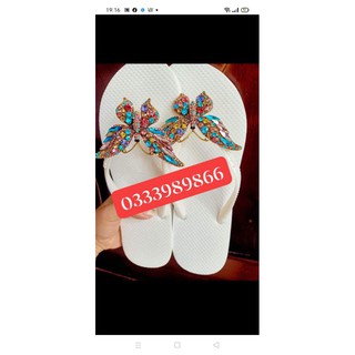 Dép gắn charm bắt ốc vặn