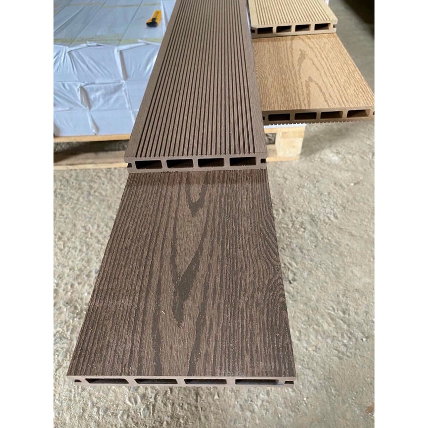 Thanh sàn gỗ nhựa làm sàn hồ bơi, sân vườn 4 lỗ vuông, kích thước 140x25x2200mm