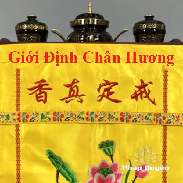 Cờ Giới Định Chân Hương Mầu Vàng Thêu Hoa Sen 36x60cm