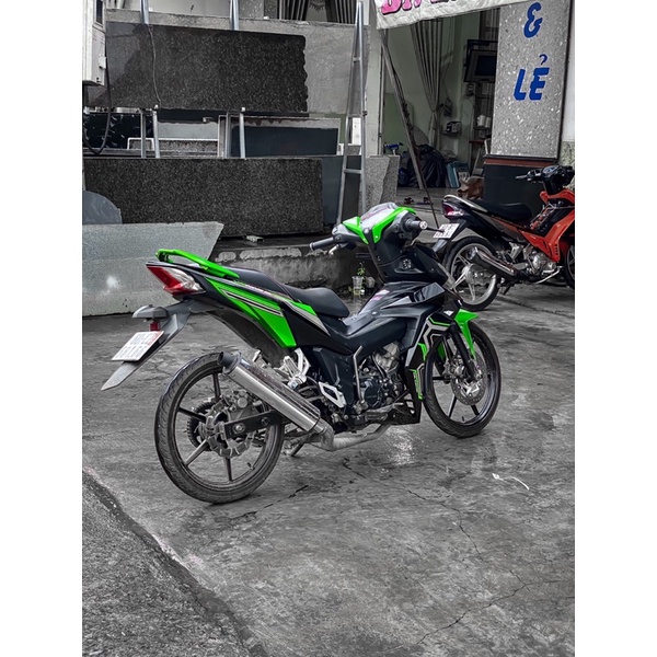 Tem Rời Winner V1 viền xanh dán cho xe màu đen