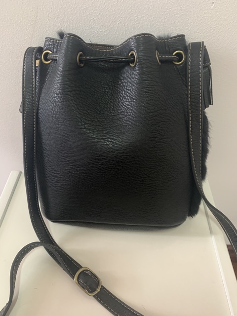 Túi bucket lông đen