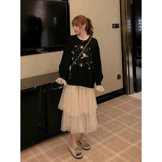 Set đồ thu đông áo hoodie họa tiết trăng sao óng ánh - Chân váy trắng xếp tầng organza (Ms D23)