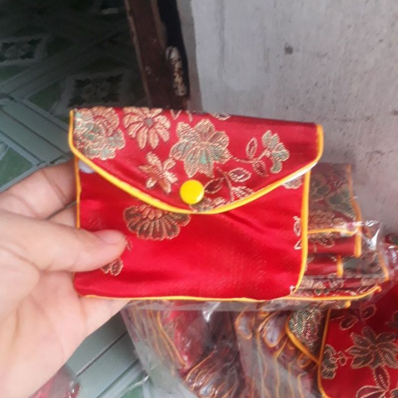 Túi gấm đỏ khuy bấm thêu hoa có khóa kéo bên trong kt 6x8cm và 8x10cm